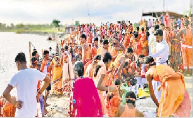 रेवा घाट से एक लाख श्रद्धालुओं ने उठाया जल