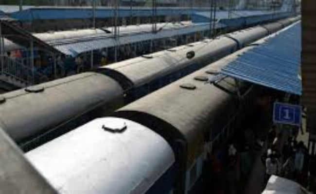 नरकटियागंज पैसेंजर रही रद्द विलंब से चली सप्तक्रांति एक्स