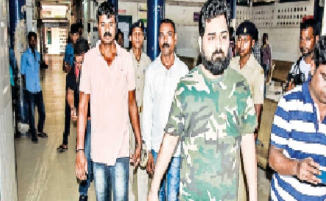 ताजदार सहित तीन गये जेल, मिलने कोर्ट पहुंची निशा कोड़ा ने कहा-गलती हो गयी, जल्द छुड़ा लूंगी