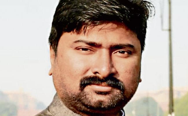 पाकुड़ : झामुमो राजमहल सांसद के बिगड़े बोल, कहा - बिजली बिल नहीं दें, अगर मांगने आये तो उसे बांध दें