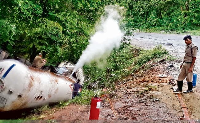 कोडरमा : धधकने से बची घाटी 12 घंटे परिचालन बंद, टैंकर पलटा, 14 घंटे गैस रिसाव