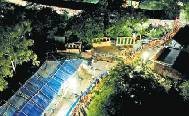 दूसरी सोमवारी पर उमड़ा जनसैलाब,  झमाझम बारिश के बीच रात में कतार में खड़े रहे कांवरिये, कुमैठा स्टेडियम में लगी कतार