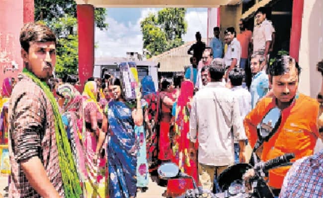 स्टैंड के विवाद में थाने में महिलाओं ने किया हंगामा