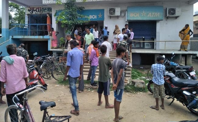 झारखंड में बैंक से 23 लाख रुपये लूटे, बिहार की ओर भागे लुटेरे