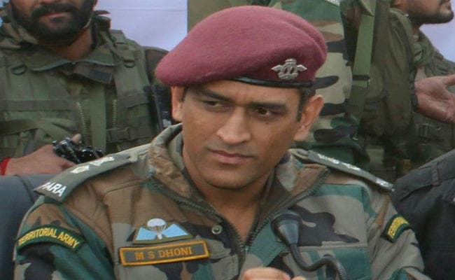 वेस्टइंडीज के तेज गेंदबाज शेल्डन कोटरेल ने आखिर क्यों किया धौनी को सैल्यूट?