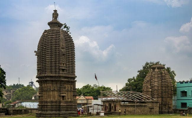 मंदिर की दीवारों के क्षतिग्रस्त होने की आशंका पर आदेश