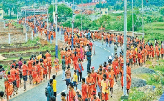 देर रात से कांवरियों से भरता रहा कुमैठा स्टेडियम