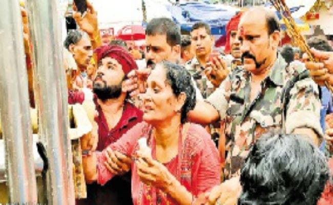 कृष्णा बम ने बाह्य अरघा से किया जलार्पण