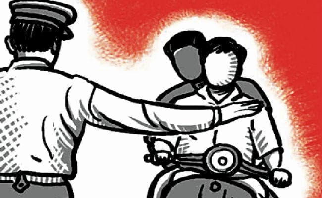 समाहरणालय परिसर में बिना हेलमेट प्रवेश वर्जित, पुलिसकर्मी भी वाहन चलाते समय हेलमेट का प्रयोग करें