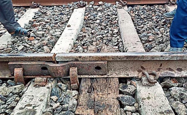 मधुपुर : …जब टूटी रेलवे ट्रैक से गुजर गयी पाटलीपुत्रा एक्सप्रेस