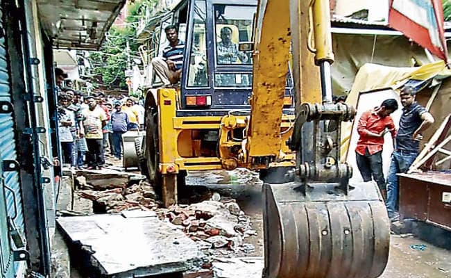 रांची : नगर निगम की टीम ने डोरंडा बाजार में 35 अस्थायी दुकानों को किया ध्वस्त