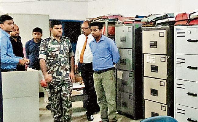 चतरा में बैंक ऑफ इंडिया से पांच मिनट में रूपेय 23 लाख लूटे