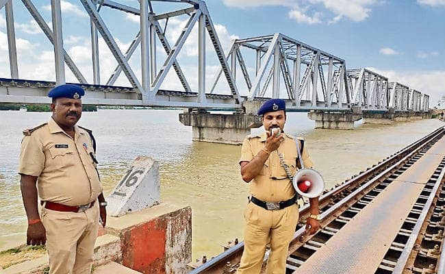 गंगा, घाघरा व खिरोई के जल स्तर में बढ़ोतरी, बाढ़ में डूबने से 10 लोगों की मौत, कई ट्रेनें रद्द