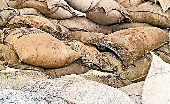 मसौढ़ी : जनवितरण विक्रेता को जबरन दिया जा रहा सड़ा चावल