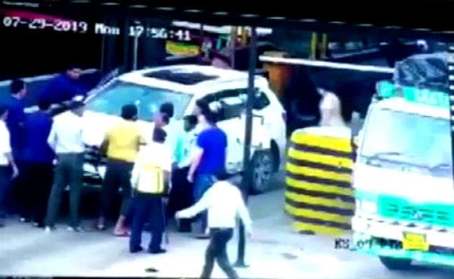 देखें VIDEO: टोल प्लाजा में खड़े लोगों के ऊपर से गुजरी तेज रफ्तार कार