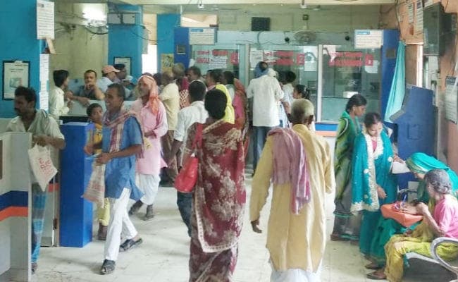 शिवहर : पैसा निकालने पति संग बैंक ऑफ इंडिया पहुंची महिला, अचानक आया हार्ट अटैक, फिर...