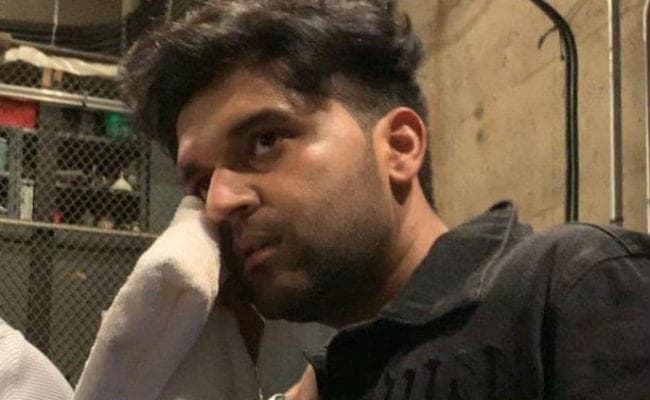 कनाडा में लाइव शो दौरान पंजाबी सिंगर गुरु रंधावा पर अज्ञात शख्‍स ने किया हमला, Photo Viral