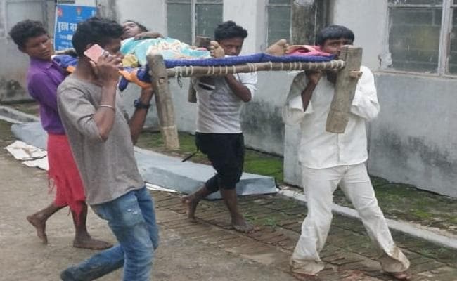 एंबुलेंस नहीं मिली, तो खाट पर लाद 7 किमी पैदल चल कराया भर्ती