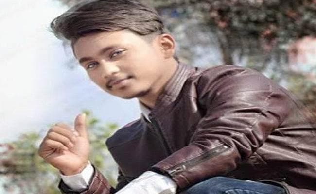 टिक टॉक वीडियो के लिए स्टंट कर रहे युवक की ट्रेन से कटकर मौत