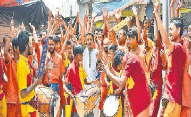 छत्तीसगढ़ के कांवरियों का जत्था नाचते-गाते पहुंचा बाबा मंदिर