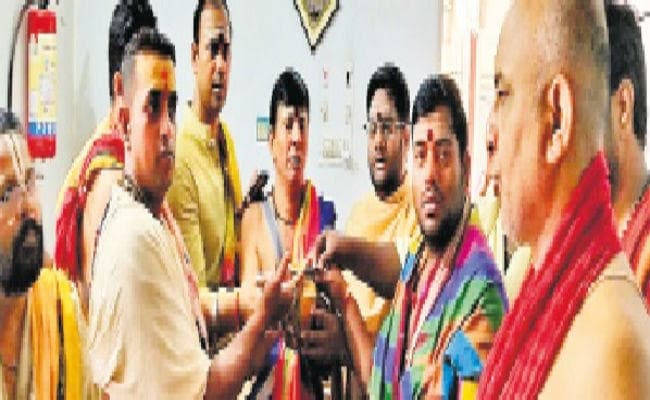 जगन्नाथ पुरी के छप्पन भोगी पहुंचे बाबा मंदिर