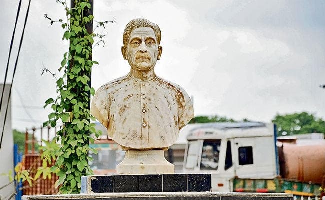 मुंशी प्रेमचंद की जयंती आज : कौन सोचेगा कलम के सिपाही की प्रतिमा इस हाल में क्यों?