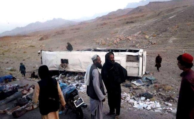 अफगानिस्तान: सड़क किनारे खड़ी बस में जोरदार धमाका, महिलाओं और बच्चों समेत 34 की मौत