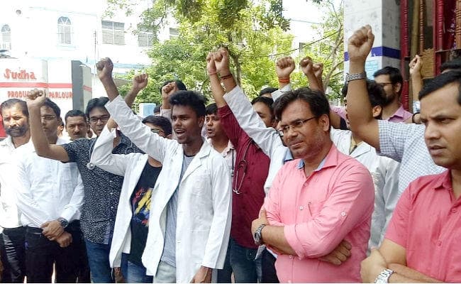 NMC बिल का विरोध : ओपीडी में मरीजों को देखना अचानक बंद कर हड़ताल पर चले गये चिकित्सक, मरीज हलकान