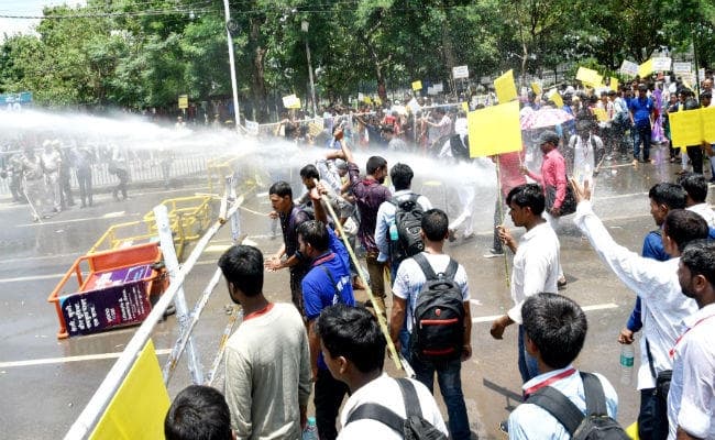 250 दिन काम और 350 रुपये मजदूरी देने समेत कई मांगों को लेकर मनरेगा मजदूरों का प्रदर्शन, पुलिस ने वाटर कैनन का किया प्रयोग