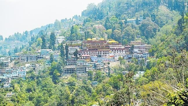 पार्टनर संग जाना चाहते हैं दार्जिलिंग घूमने तो इन खूबसूरत वादियों में जरूर जाएं