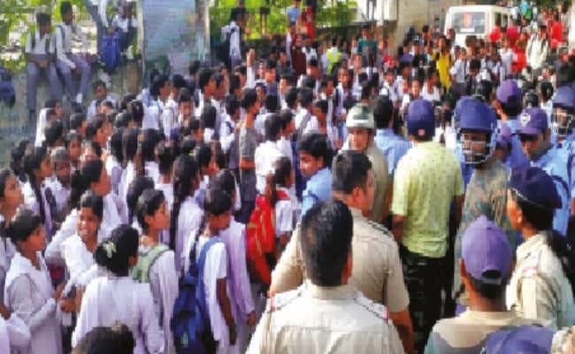 बालुचर के हिंदी हाई स्कूल में छात्र-छात्राओं का फूटा आक्रोश