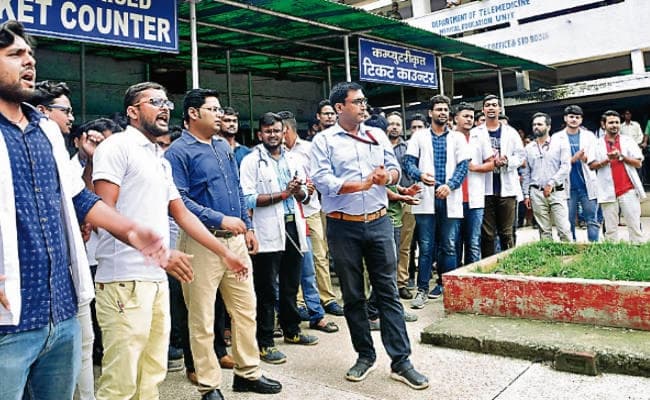 नेशनल मेडिकल कमीशन बिल के विरोध में राज्य भर के डॉक्टर रहे हड़ताल पर, ओपीडी ठप, रिम्स से 900 मरीज लौटे
