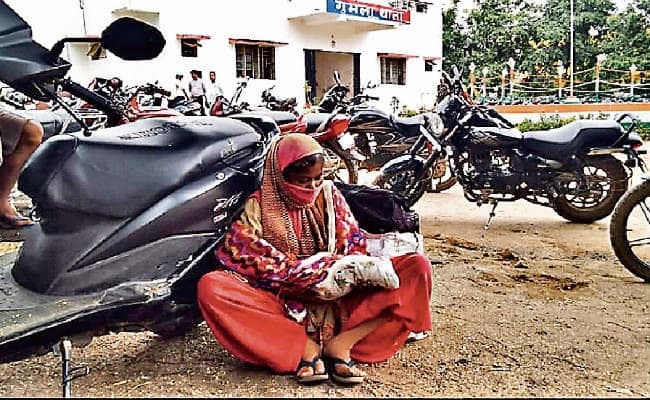 गुमला : रिम्स से नहीं मिली एंबुलेंस, नवजात के शव को लेकर भटकती रही मां