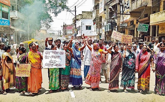 दानापुर : धड़ल्ले से बेची जा रही थी शराब, सड़क पर उतरीं महिलाएं, प्रदर्शन