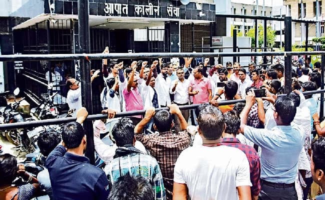 बिना इलाज कराहते रहे मरीज, नहीं पसीजे डॉक्टर, आज से भूख हड़ताल पर रहेंगे मेडिकल छात्र