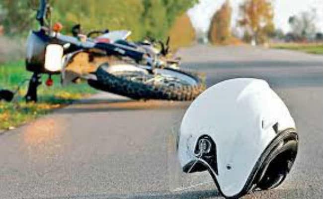 जुगसलाई में डिवाइडर से टकरायी बाइक, दो की मौत