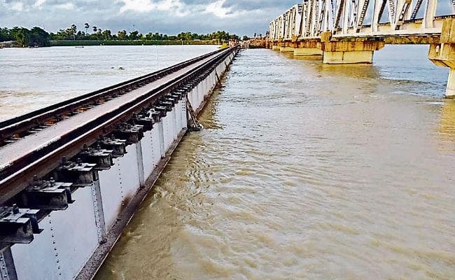 लखनदेई नदी का बांध फिर टूटा, समस्तीपुर-दरभंगा खंड पर चौथे दिन भी नहीं चलीं ट्रेनें, पुल पर बना है पानी का दबाव