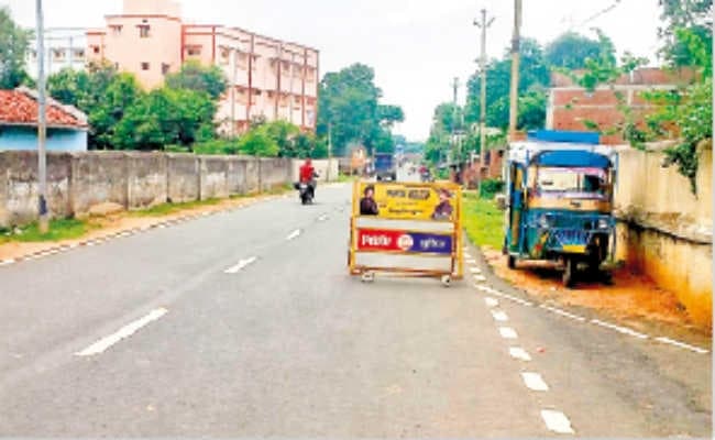 आये दिन होते सड़क हादसों के बाद भी नहीं जाग रहा प्रशासन, तीन बेरिकेडिंग उपलब्ध करा झाड़ लिया पल्ला