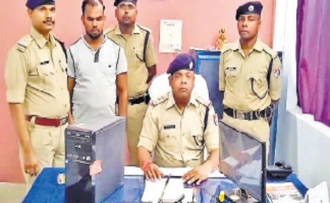 ग्राहक बने आरपीएफ के इंस्पेक्टर, टिकट बना रहे दलाल को रंगेहाथ किया गिरफ्तार