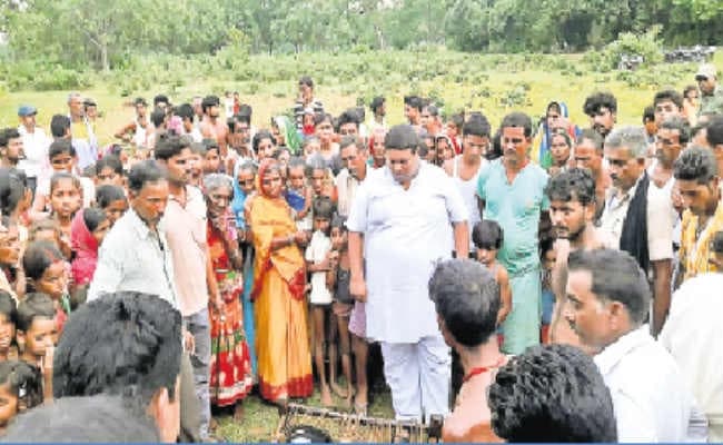 मनरेगा कूप से तीन दिनों से गायब विवाहिता का दुधमुंहे के साथ मिला शव