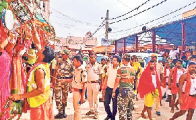 मेला क्षेत्र से हटाया अतिक्रमण कई दुकानों के सामान जब्त