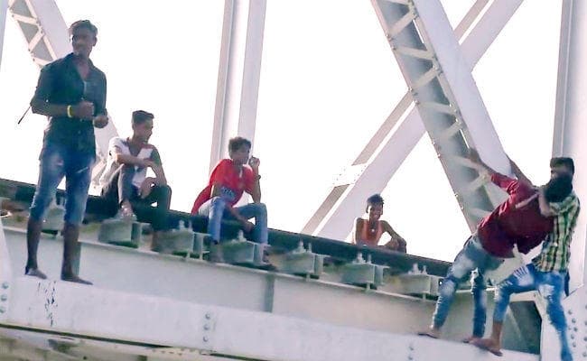 दरभंगा : मौज मस्ती का केंद्र बना हायाघाट रेल पुल, जान जोखिम में डाल कर वीडियो बना रहे युवा