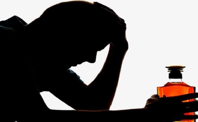 शराब के नशे में टल्ली होकर स्कूल पहुंचा शिक्षक, ग्रामीणों ने गुरुजी की ले ली क्लास