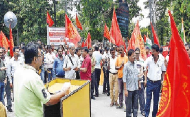 रेलवे के निजीकरण पर तकरार, विभिन्‍न ट्रेड यूनियनों का विरोध प्रदर्शन