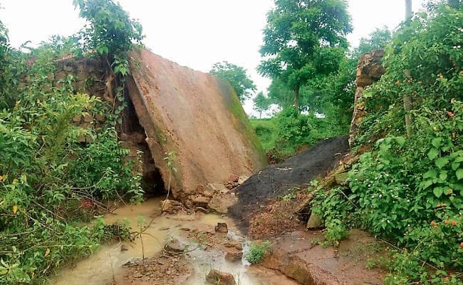 सिसई : पीएम सड़क निर्माण में भी गड़बड़ी बारिश में धंसा पुलिया और कलवर्ट