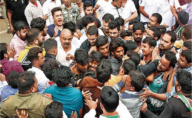आपस में भिड़े डॉ अजय और सुबोधकांत के समर्थक, पत्थरबाजी में कई घायल, इधर, बुजुर्ग कांग्रेसी चल बसे, किसी ने नहीं ली सुध