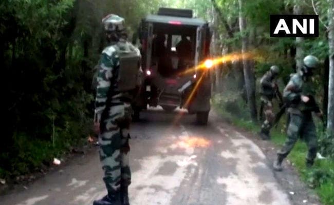 जम्मू-कश्मीर: शोपियां में जवानों और सुरक्षाबलों के बीच मुठभेड़ जारी, एक जवान शहीद