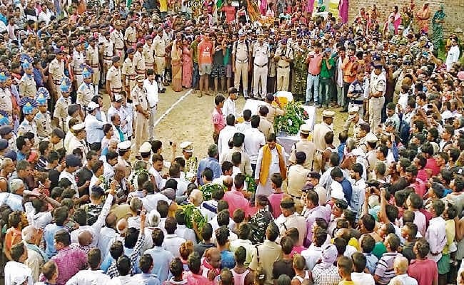 नालंदा : दंतेबाड़ा में आइडी ब्लास्ट में शहीद रोशन का शव पहुंचा गांव, नम आंखों ने ग्रामीणों ने शहीद को दी विदाई