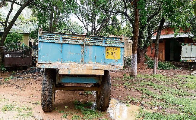 महिला को जिस ट्रैक्टर ने कुचला, पुलिस ने उसे जब्त भी किया, पर एफआइआर में बता दिया ट्रक