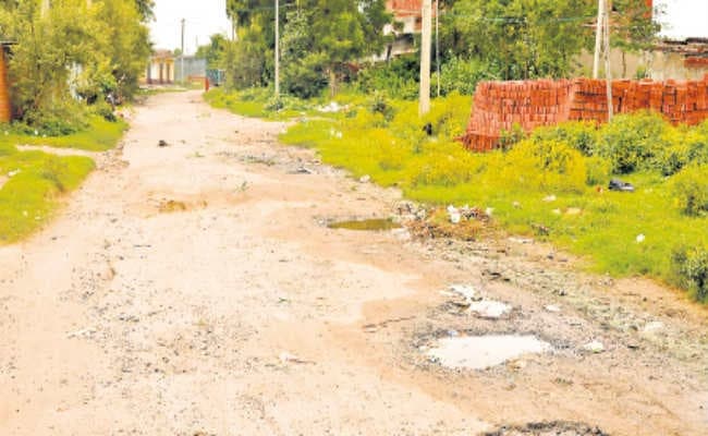 विधायक की अनुशंसा, डीसी का निर्देश फिर भी नहीं सुलझा सड़कों का केस